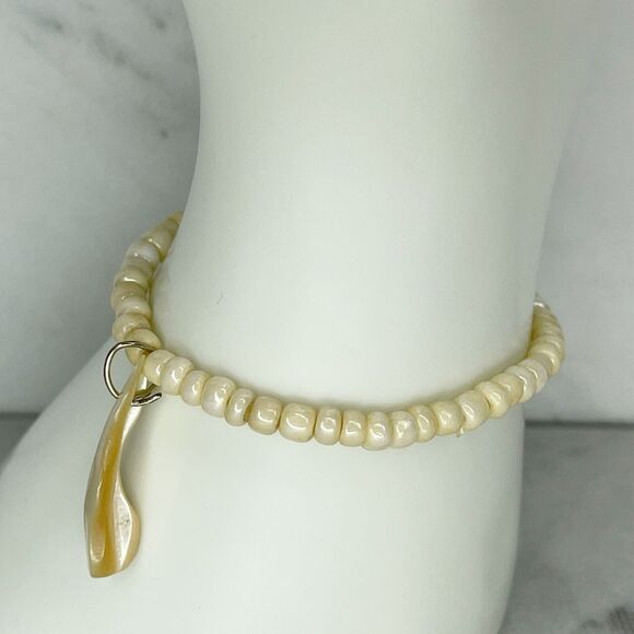 Shell Charm Beaded Stretch Bracelet - Picture 4 of 8